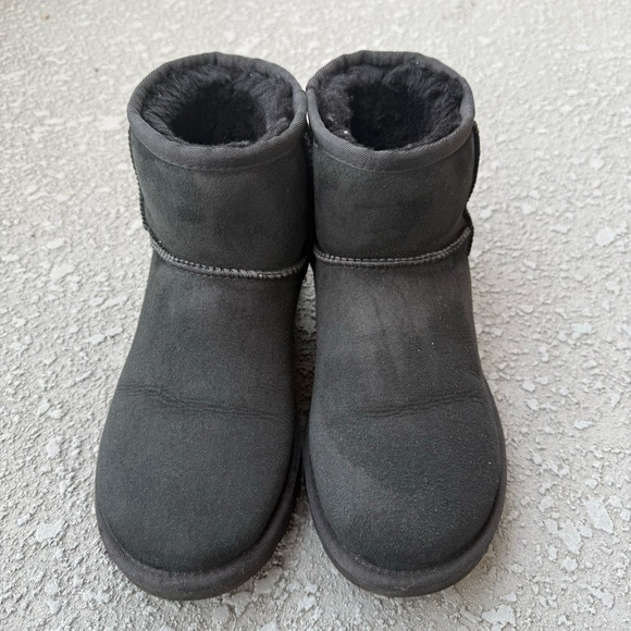 UGG Women's Classic Mini Boot in Black Size 6 - Picture 3 of 12